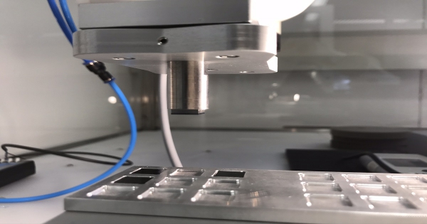 Berührungslose Kleinteile-Handhabung in der Halbleiter-Industrie (Chips & Dies)